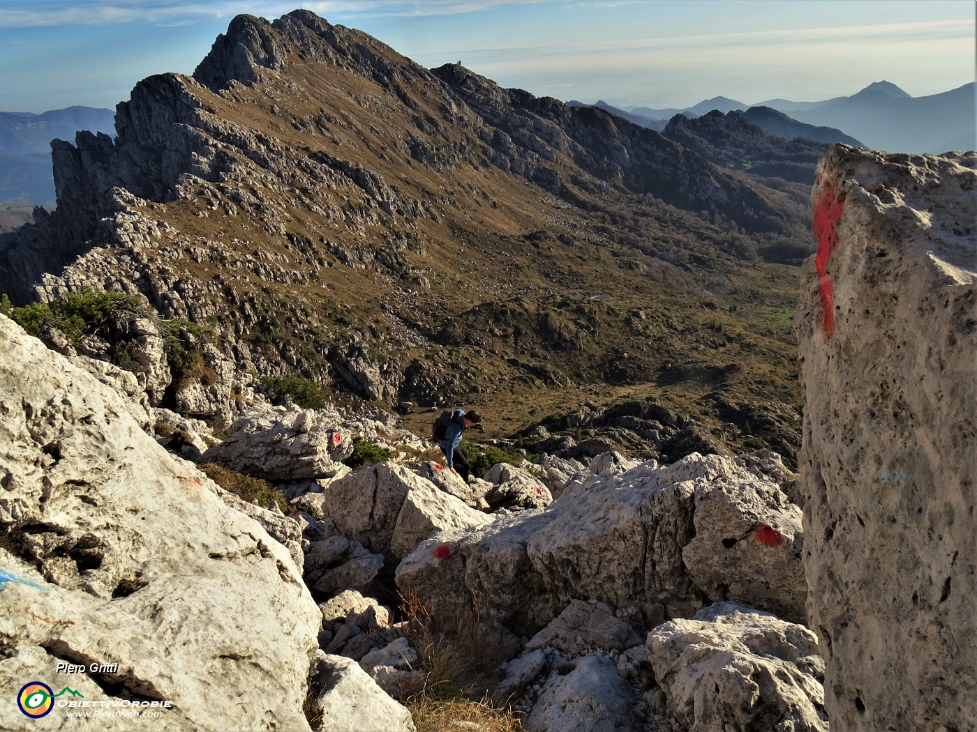 71 Scendiamo dall'impegnativo sentiero raccordo da Cima Croce alle Baite d'Alben.JPG